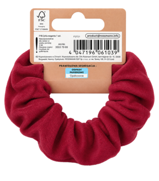 Czerwona, aksamitna gumka do włosów scrunchie z etykietą produktową na czarnym tle. Widok z przodu.