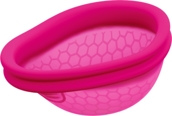 Różowy owalny kubeczek menstruacyjny Ziggy Cup 2 z podwójną krawędzią i siateczkowym dnem, widok z góry.