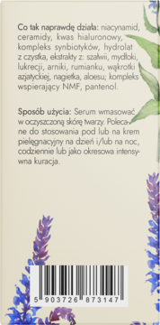 Tył opakowania serum NaturalME z niacynamidem, opisem składników i kodem, na beżowym tle z kwiatami.