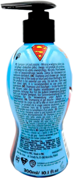 Tył niebieskiej butelki Superman szamponu i żelu 2w1 z pompką, widoczne etykiety w wielu językach, 300ml.