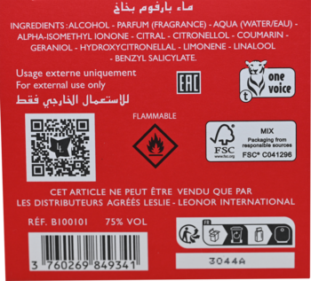 Tył czerwonej etykiety perfum w sprayu, z listą składników, kodem QR, symbolami i kodem kreskowym.