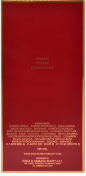 Tył czerwonego opakowania perfum Dolce&Gabbana Q z nutami cytryny, wiśni i cedru oraz listą składników.