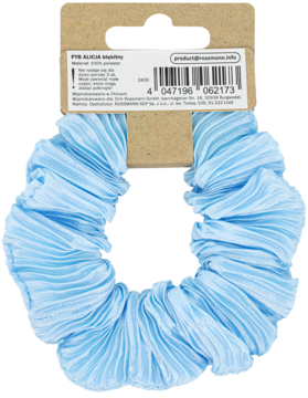Ozdobna błękitna gumka do włosów scrunchie z plisami, zawieszona na beżowej metce.