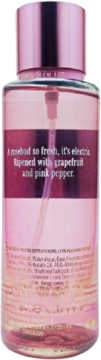 Victoria's Secret Petal Buzz mgiełka do ciała. Różowa butelka, tył z opisem nut: róża, grejpfrut, pieprz.