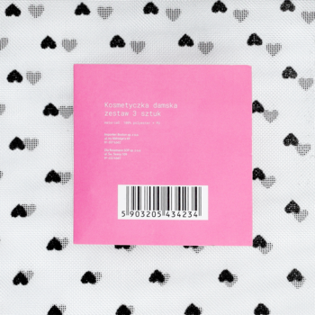 Tył różowej etykiety zestawu trzech kosmetyczek damskich z kodem kreskowym na tle serc.