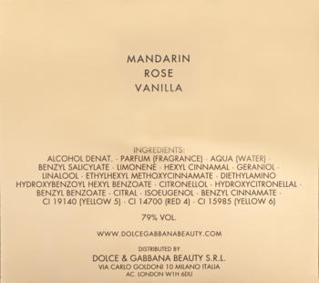 Tył beżowego opakowania perfum Dolce & Gabbana z nutami mandarynki, róży i wanilii, widoczna lista składników.