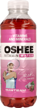 Butelka OSHEE Vitamin Water czerwone winogrona i dragonfruit, różowa etykieta z wizerunkiem Igi Świątek.