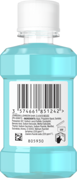 Tył niebieskiej butelki płynu Listerine Cool Mint 95ml. Widoczny kod kreskowy, lista składników i biała zakrętka.