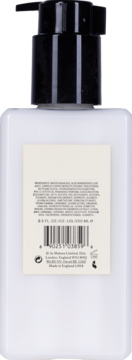 Tył białej butelki balsamu Jo Malone Lime Basil & Mandarin z czarną pompką, widoczną etykietą składników.