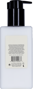 Tył białej butelki Jo Malone London English Pear & Freesia balsamu z czarną pompką, widoczna etykieta z tekstem i kodem kreskowym.