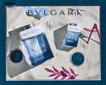 Zestaw Bvlgari Man Glacial Essence (100ml i 15ml) na tle piasku, otoczony motywami morskimi z góry.