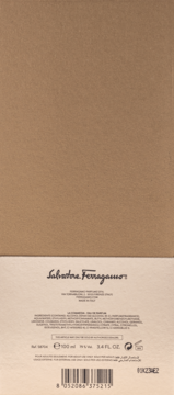 Tył opakowania perfum Salvatore Ferragamo La Commedia EDP, brązowo-beżowy, z listą składników i kodem kreskowym.