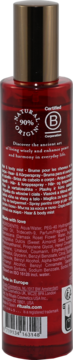 Tył czerwonej butelki Rituals Ayurveda Hair & Body Mist z brązową nakrętką, widoczna lista składników i kod QR.