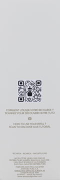 Tył opakowania Jean Paul Gaultier Divine Le Parfum refill z czarnym kodem QR do tutorialu użycia, jasne tło.
