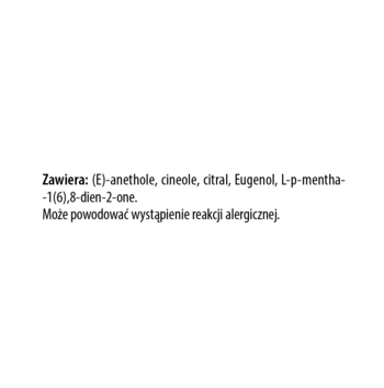 Zbliżenie na białą, okrągłą etykietę ze składnikami świecy "Sage & Bamboo" i ostrzeżeniem alergicznym.