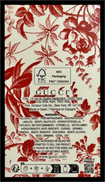 Tył opakowania wody perfumowanej Gucci Bloom z czerwonym wzorem kwiatowym, listą składników i logo FSC.