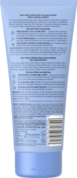 Tył jasnoniebieskiej tubki Eveline Wet Skin Hybrid Body Balm-Serum 200ml, z tekstem o efekcie mokrej skóry.