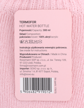 Różowy mini termofor w dzianinowym pokrowcu, zbliżenie na etykietę z danymi produktu i kodem EAN.