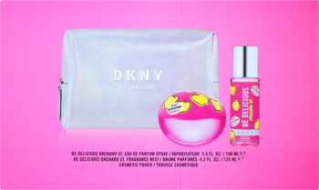 Zestaw upominkowy DKNY Be Delicious Orchard St. z różową wodą perfumowaną, mgiełką i kosmetyczką na różowym tle.