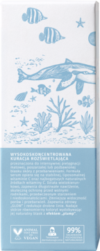 Tył jasnoniebiesko-białego opakowania rozświetlającego serum Yope, z morskimi ilustracjami, opisem i certyfikatami.