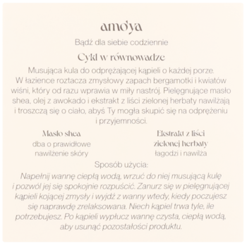 Beżowa karta Amo'ya z opisem musującej kuli kąpielowej "Cykl w równowadze" o zapachu bergamotki i wiśni.