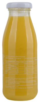 Tył szklanej butelki żółtego smoothie owocowego z mango, pomarańczą. Etykieta z tabelą wartości odżywczych, biały korek.