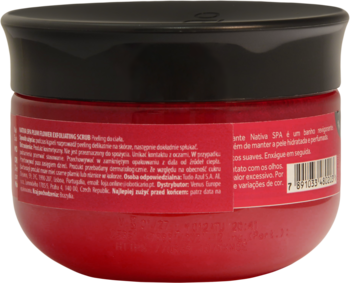 Tył czerwonego słoika cukrowego peelingu Nativa SPA Plum Flower, z czarną nakrętką i widoczną etykietą z opisem produktu.