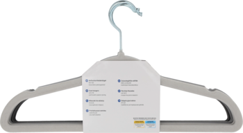 Szary plastikowy wieszak na ubrania z zielonym haczykiem, antypoślizgowymi końcówkami i etykietą, widok z przodu.