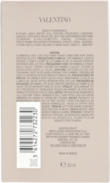Tył jasnobeżowego opakowania męskiej wody perfumowanej Valentino, 50ml, z kodem i listą składników.