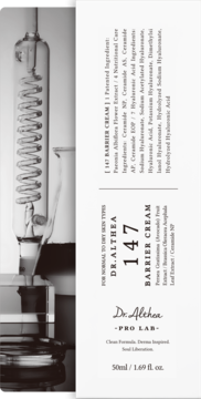 Dr. Althea 147 Barrier Cream, biały kartonik kremu do twarzy, obok szklana aparatura laboratoryjna.