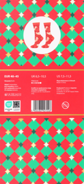 Tył czerwono-zielonego opakowania świątecznych skarpetek. Centralny obrazek pokazuje parę czerwonych skarpetek, widoczne rozmiary.