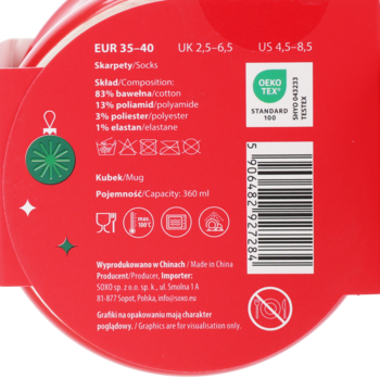 Okrągła czerwona etykieta z tyłu świątecznego opakowania skarpetek i kubka, widoczne informacje o składzie i rozmiarze.