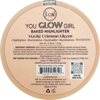 Tył okrągłego opakowania rozświetlacza J.Cat Beauty You Glow Girl Crimson Gleam, widoczne informacje o składzie i kod QR.