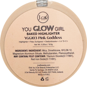Tył okrągłego rozświetlacza J.Cat Beauty You Glow Girl Pink Goddess z widocznymi składnikami i adresem producenta.