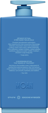 Tył niebieskiej butelki żelu pod prysznic MOAN z pompką, odświeżający, ze składem: karambola, camu camu, bawełna.