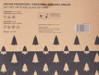 Tył brązowego pudełka zestawu prezentowego: piersiówka, szklanka, brelok. Widoczne choinki, kod kreskowy i opisy produktu.