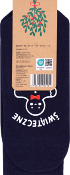 Granatowe złożone skarpety świąteczne, nadruk gingerbread z kokardą, etykieta z jemiołą, widok z góry.