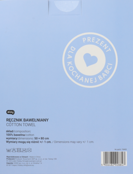 Tył opakowania bawełnianego ręcznika. Jasnoniebieskie tło, napis "DLA KOCHANEJ BABCI", detale składu.