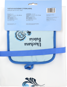 Niebieski fartuch kuchenny z ludowym wzorem i napisem "Ukochana Babcia", zapakowany z podkładką, widok z przodu.