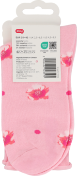 Tył różowych skarpetek w kwiatki, złożonych w opakowaniu. Widoczna metka z rozmiarem i składem materiału.