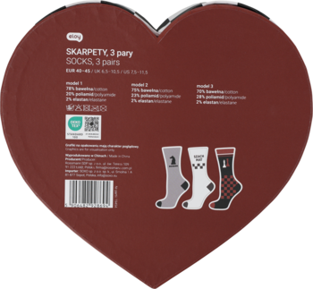 Tył czerwonego pudełka w kształcie serca ze skarpetkami, 3 pary. Wzory szachowe: rycerz, korona, kratka.