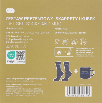 Tył opakowania zestawu prezentowego: skarpetki i kubek. Oliwkowe tło, w centrum granatowe skarpetki i kubek.