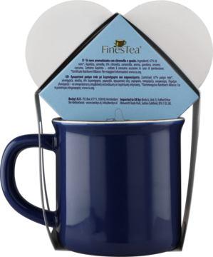 Granatowy, ceramiczny kubek na herbatę z logo FinesTea na białym opakowaniu w tle, ujęcie z przodu.