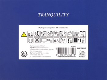 Biała etykieta z symbolami pielęgnacji i informacjami o produkcie TRANQUILITY, na ciemnoniebieskim tle.