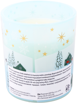 Świeca zapachowa w szklanym słoiku z zimowym motywem domków i gwiazd, widok z tyłu z białą etykietą produktu.