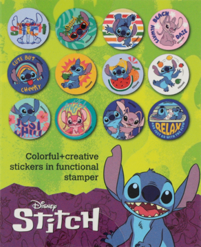 Zestaw 12 okrągłych naklejek i stempli Disney Stitch, z różnymi grafikami w żywych kolorach, na zielonym tle.