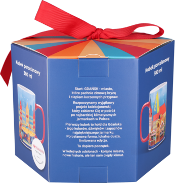 Sześciokątne, niebieskie pudełko na kubek z grafiką Gdańska, polskim tekstem i czerwoną wstążką, widok z boku.