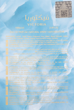 Tył opakowania Lattafa Victoria eau de parfum 100ml. Jasnoniebieskie tło z białymi chmurami, liczne napisy, hologram.
