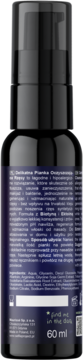 Tył czarnej butelki Gentle Foam Lashes Cleanser 60 ml, z niebieską etykietą i tekstem o Biotynie i Ektoinie.