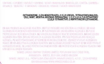Tył etykiety produktu Yankee Candle z widoczną listą składników chemicznych i ostrzeżeniami o alergiach.